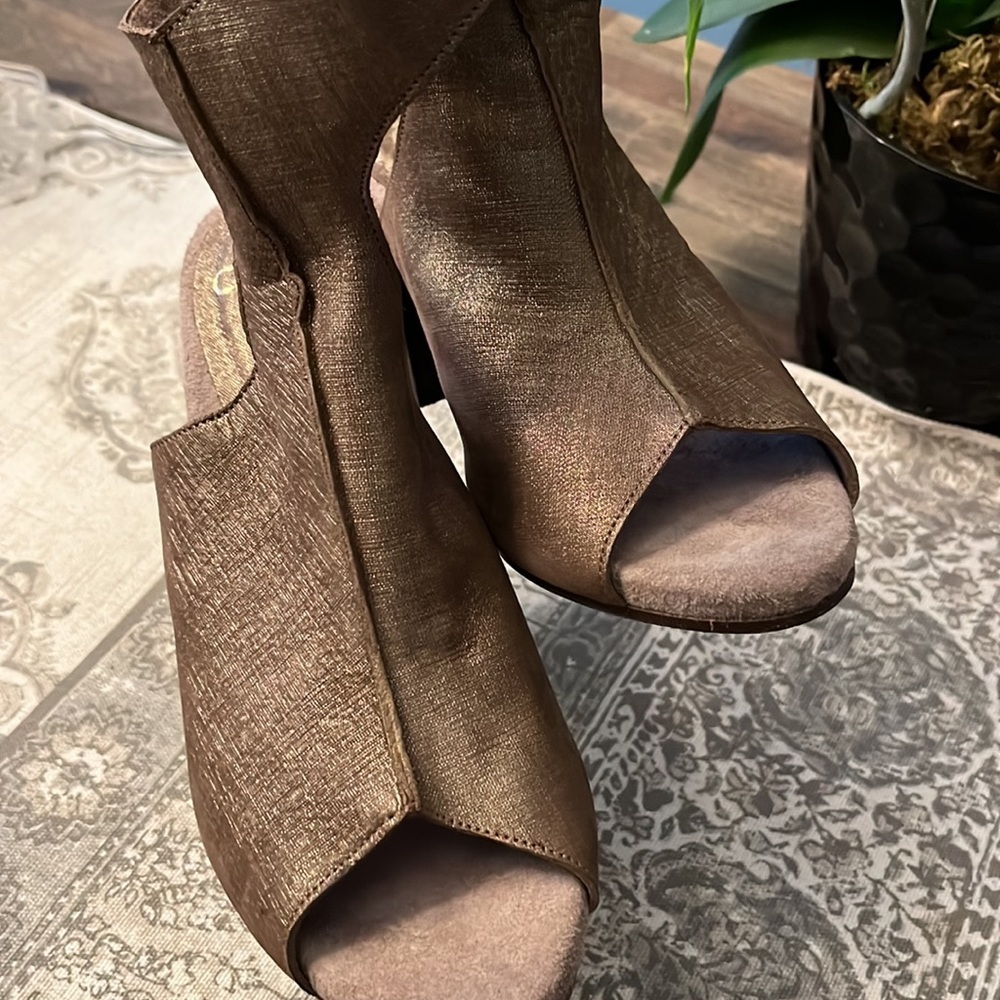 Colleen Cordero Gold Metallic Sandals Size 9M